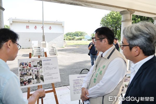 ▲台南市學甲區的私立天仁工商停招後，將校地捐贈市府，由市府規劃建置「台南傳統藝術中心」，粗估總經費約為6.8億元，預計2027年完工，市長黃偉哲18日到現場視察進度。（圖／記者林東良翻攝，下同）