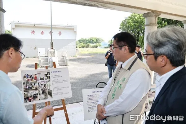 ▲台南市學甲區的私立天仁工商停招後，將校地捐贈市府，由市府規劃建置「台南傳統藝術中心」，粗估總經費約為6.8億元，預計2027年完工，市長黃偉哲18日到現場視察進度。（圖／記者林東良翻攝，下同）