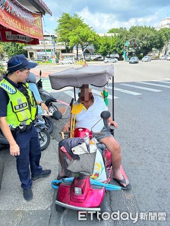 ▲屏東警分局民生派出所警員黃卉芹及許瑋斌助林姓阿伯順利返家             。（圖／記者陳崑福翻攝）