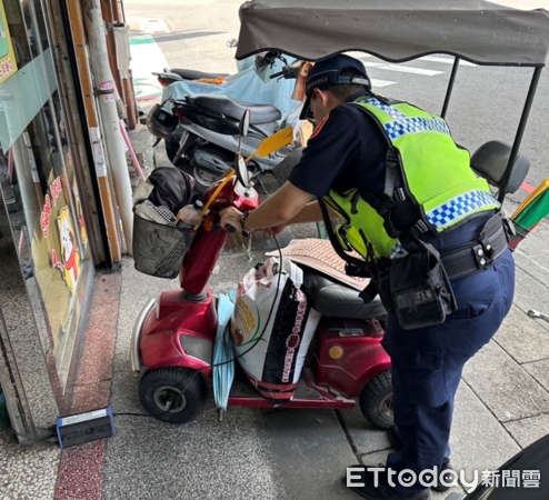 ▲屏東警分局民生派出所警員黃卉芹及許瑋斌助林姓阿伯順利返家             。（圖／記者陳崑福翻攝）