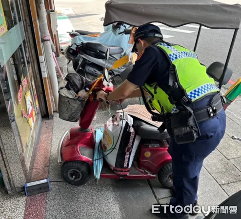 ▲屏東警分局民生派出所警員黃卉芹及許瑋斌助林姓阿伯順利返家             。（圖／記者陳崑福翻攝）