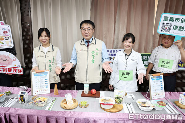 ▲台南市政府18日舉辦「TO-GO均衡飲食-戰勝代謝症候群」記者會，市長黃偉哲宣誓並呼籲全體市民，共同守護屬於自己的健康。（圖／記者林東良翻攝，下同）