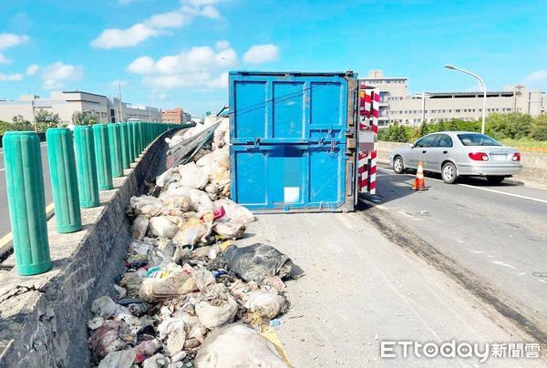 ▲一輛大貨車滿載資源回收物今天上午在台61線大園南下高架路段因爆胎後翻覆，滿車資源回收物散落一地。（圖／記者沈繼昌翻攝）