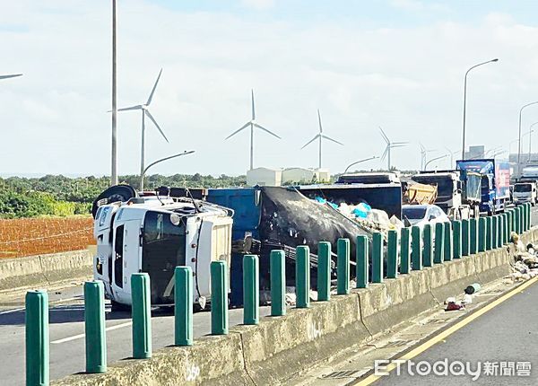 ▲一輛大貨車滿載資源回收物今天上午在台61線大園南下高架路段因爆胎後翻覆，後方車陣綿延數公里。（圖／記者沈繼昌翻攝）