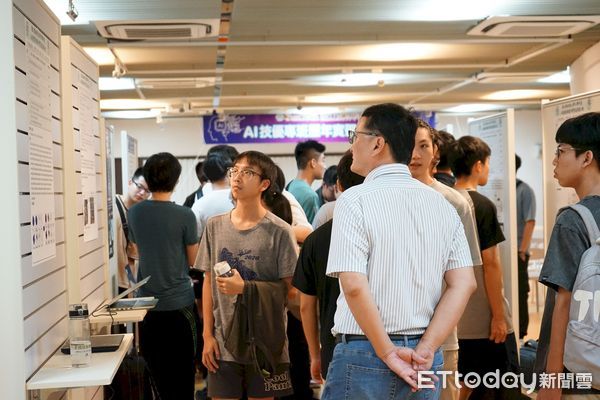 ▲AI技優專班成果展，展示第一屆AI專班從大一至大三每學期的實習成效，專班學生們積極參與國內、外AI相關競賽與積極投入AI相關研究計畫。（圖／記者蔡佩旻翻攝）