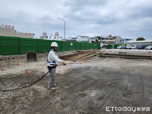 ▲塵土飛揚罰款10萬元起跳。（圖／記者楊漢聲翻攝）