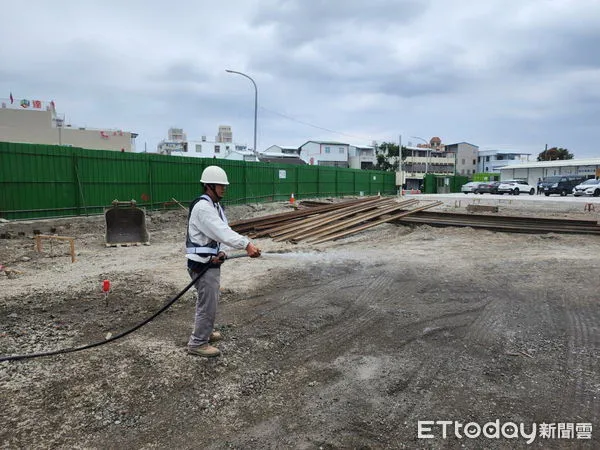 ▲塵土飛揚罰款10萬元起跳。（圖／記者楊漢聲翻攝）