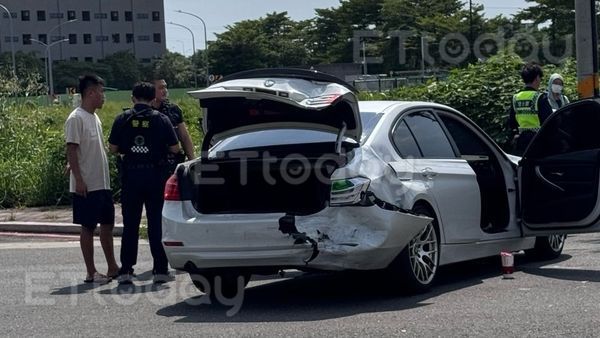 ▲高雄市發生一起車禍，被撞的車輛懸掛偽造車牌，員警也在車內發現k菸             。（圖／記者吳奕靖翻攝）