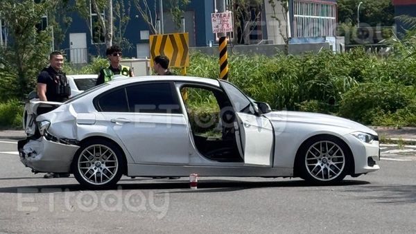 ▲高雄市發生一起車禍，被撞的車輛懸掛偽造車牌，員警也在車內發現k菸             。（圖／記者吳奕靖翻攝）