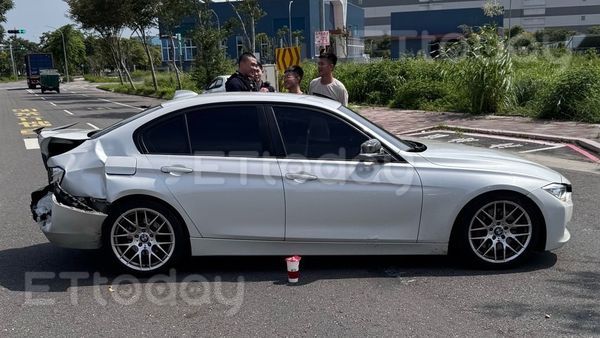 ▲高雄市發生一起車禍，被撞的車輛懸掛偽造車牌，員警也在車內發現k菸             。（圖／記者吳奕靖翻攝）