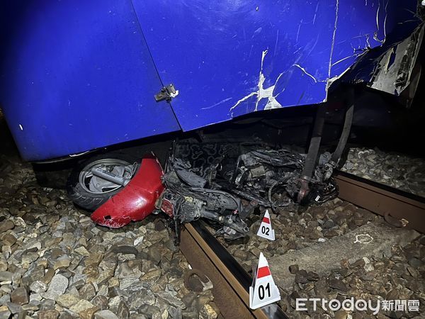 ▲▼快訊／闖平交道「遭台鐵區間車」撞飛　男騎士躺水溝頭部變形亡（圖／記者蔡佩旻翻攝）