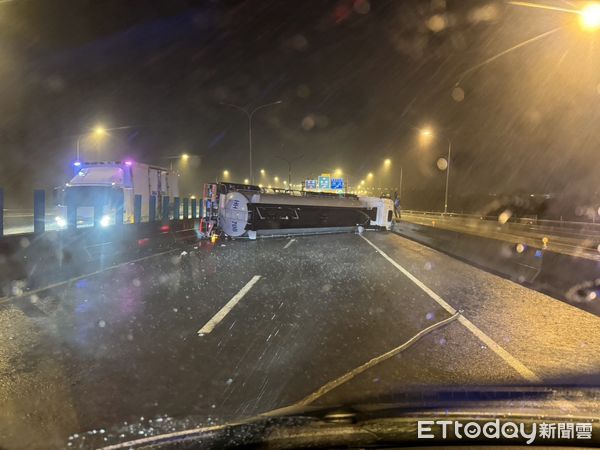 ▲▼新豐台61槽車翻到對向車道　目擊者經過震驚：阿彌陀佛。（圖／記者陳凱力翻攝）