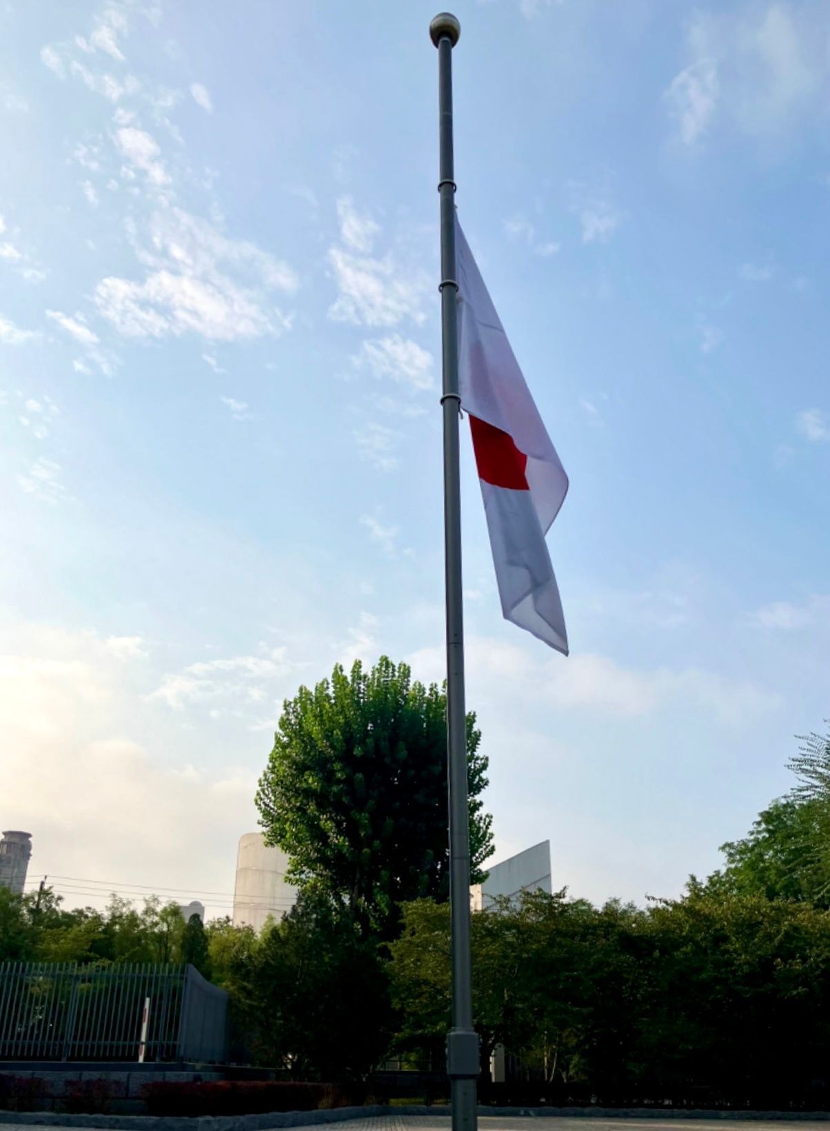 ▲▼男童遭砍死後，日本駐北京大使館「降半旗」哀悼。（圖／翻攝自日本國駐華大使館微博）