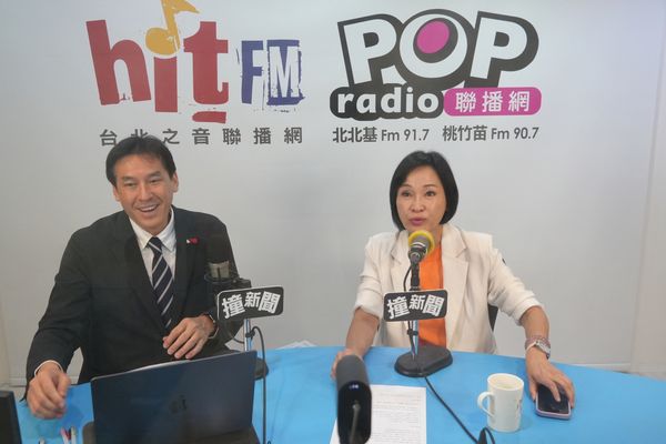 ▲柯志恩(右)接受黃暐瀚(左)專訪。(圖/POP Radio聯播網提供)