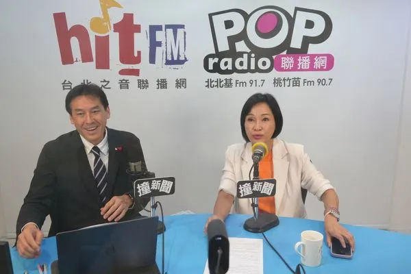 ▲柯志恩(右)接受黃暐瀚(左)專訪。(圖/POP Radio聯播網提供)