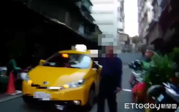 ▲▼他搭小黃質疑車資有問題要求明細，堅持賴再車上不下車，但運將早已將車錶按掉。(圖／記者邱中岳翻攝）