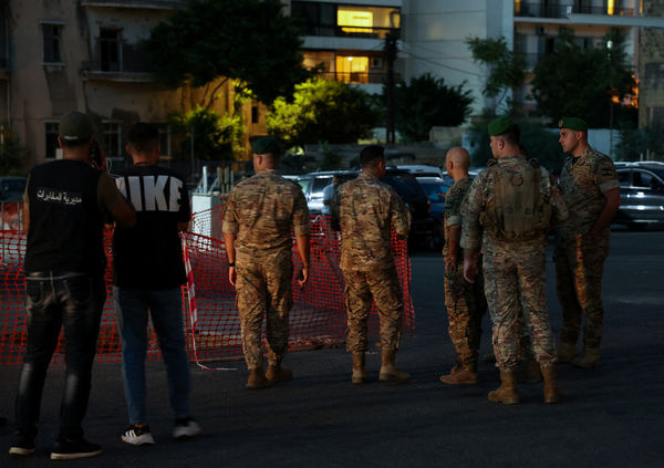 ▲▼黎巴嫩軍隊對一部對講機進行了受控爆炸。（圖／路透）