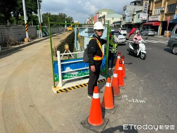 ▲台南市水利局辦理「永康區中山南路排水渠道災後復建工程」，預計9月25日至11月15日進行中山南路與東橋七路路口施工須採單行管制，請用路人提前改道。（圖／記者林東良翻攝，下同）