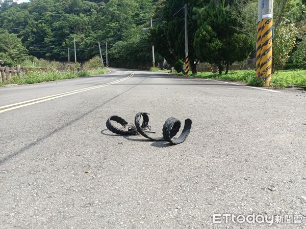 ▲頭屋警方追捕通緝犯貨車，在山區狂飆約15公里，2輛警車前往夾擊、砸窗才逮捕嫌犯。（圖／記者楊永盛攝）