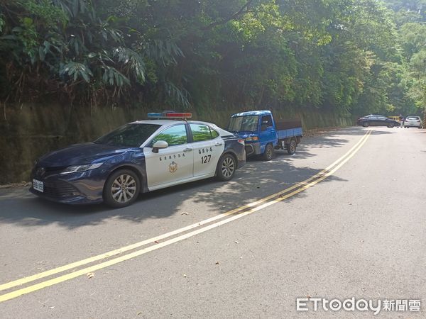 ▲頭屋警方追捕通緝犯貨車，在山區狂飆約15公里，2輛警車前往夾擊、砸窗才逮捕嫌犯。（圖／記者楊永盛攝）