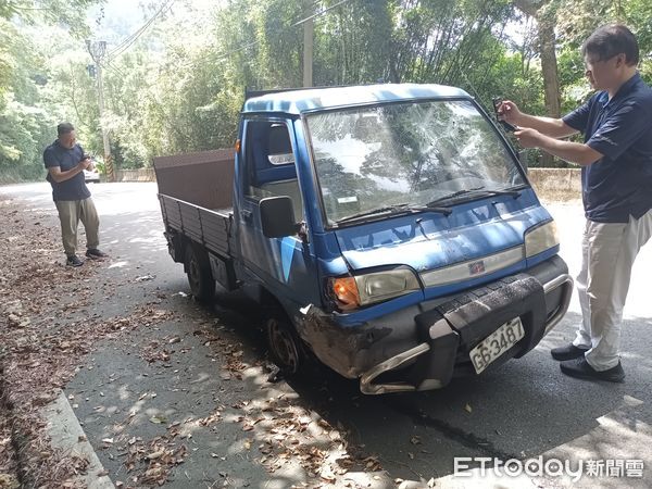 ▲頭屋警方追捕通緝犯貨車，在山區狂飆約15公里，2輛警車前往夾擊、砸窗才逮捕嫌犯。（圖／記者楊永盛攝）