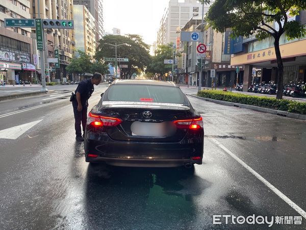 ▲▼黃姓男子酒後開車停紅燈時睡著，警方方上前拍車窗。（圖／記者吳世龍翻攝）