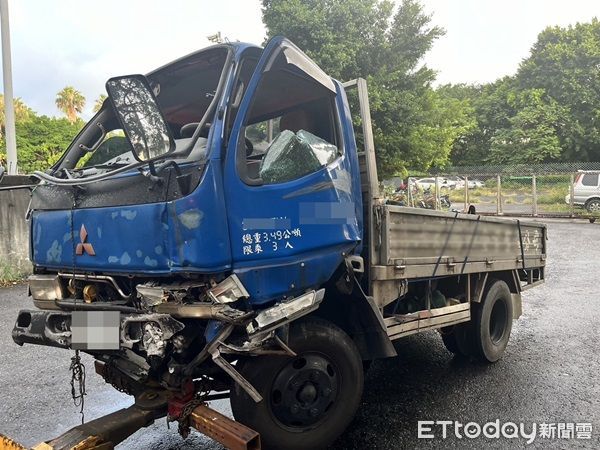 ▲▼小貨車失控後再連撞2車，所幸無人傷。（圖／國道警察局第一大隊提供）