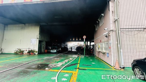 ▲▼高雄廢棄汽車工廠全面燃燒。（圖／記者許宥孺翻攝）