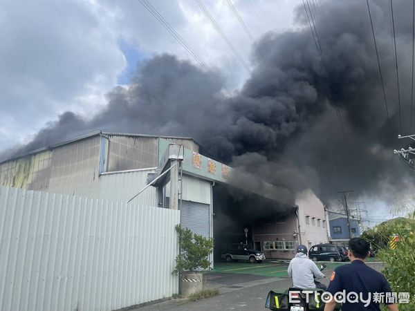 ▲汽車工廠冒出火煙。（圖／記者吳世龍翻攝）