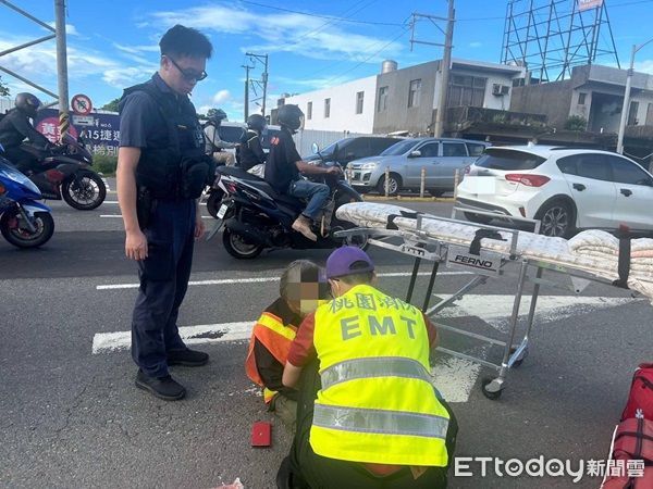 ▲桃園婦血糖過低，騎車上班途中頭暈摔車，警方獲報到場。（圖／大園警分局提供）