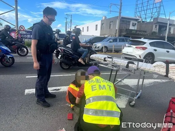 ▲桃園婦血糖過低，騎車上班途中頭暈摔車，警方獲報到場。（圖／大園警分局提供）