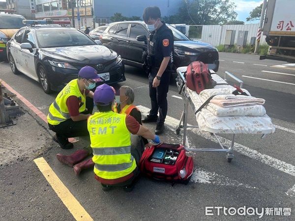 ▲與消防救護人員將婦人送醫救治。（圖／大園警分局提供）