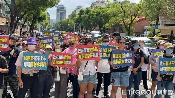 ▲▼150人不滿加熱菸卡關影響稅收，立院群賢樓聚集抗爭。(圖／CLEAN AIR大聯盟提供）