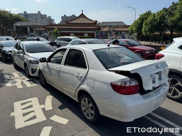 ▲▼監視器拍下賴男小客車逆向，賴男小客車逆向撞上黃女小客車             。（圖／記者陳以昇翻攝）