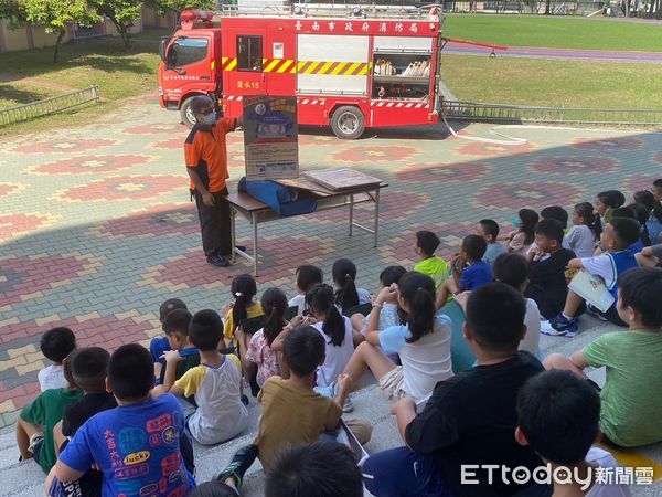 ▲台南市消防局鹽水消防分隊，為增進學生的消防常識及救護知識，並落實培養防火防災教育，走進鹽水國小辦理一場別開生面的宣導活動。（圖／記者林東良翻攝，下同）