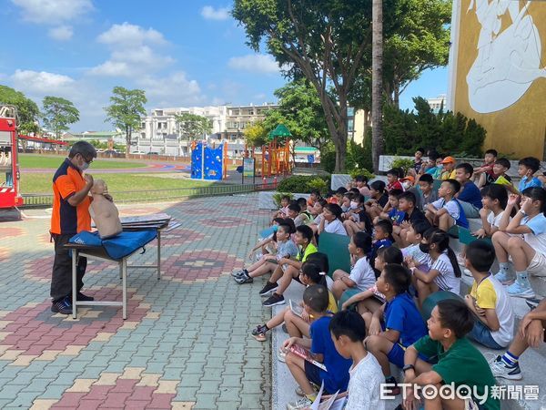 ▲台南市消防局鹽水消防分隊，為增進學生的消防常識及救護知識，並落實培養防火防災教育，走進鹽水國小辦理一場別開生面的宣導活動。（圖／記者林東良翻攝，下同）