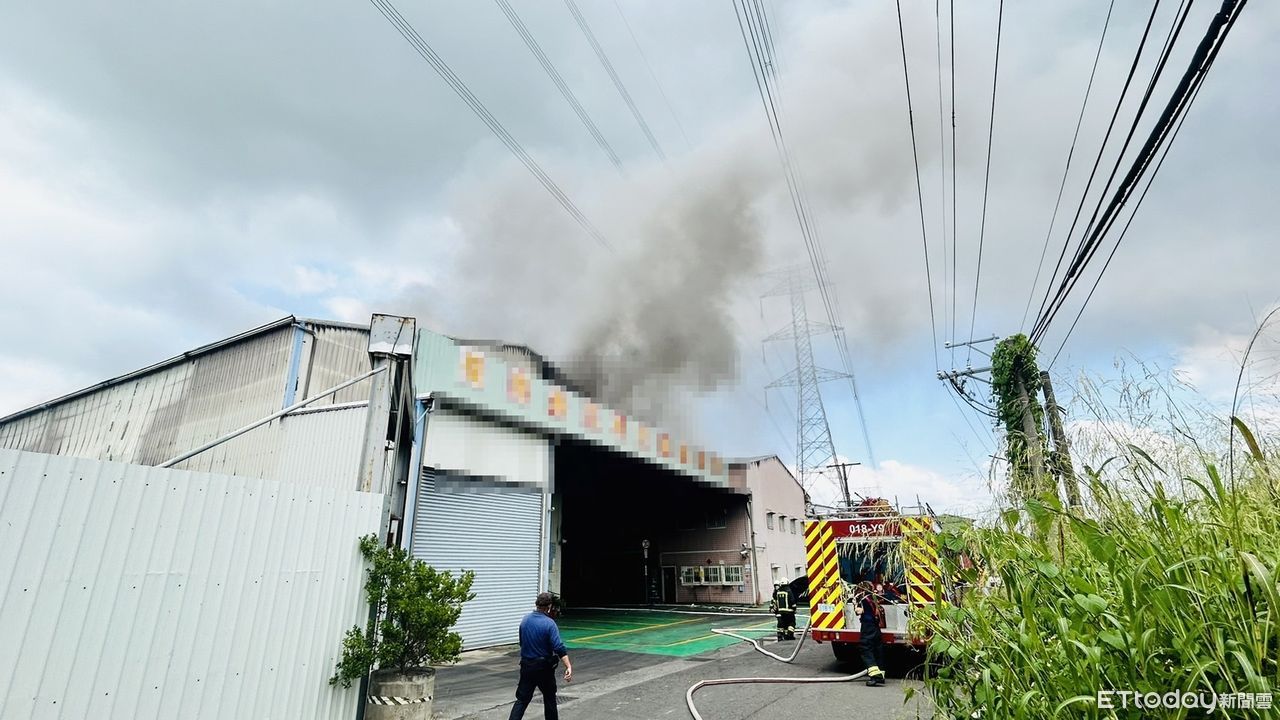 快訊／高雄廢棄汽車工廠全面燃燒！57勇消佈線搶救　4人急逃火場