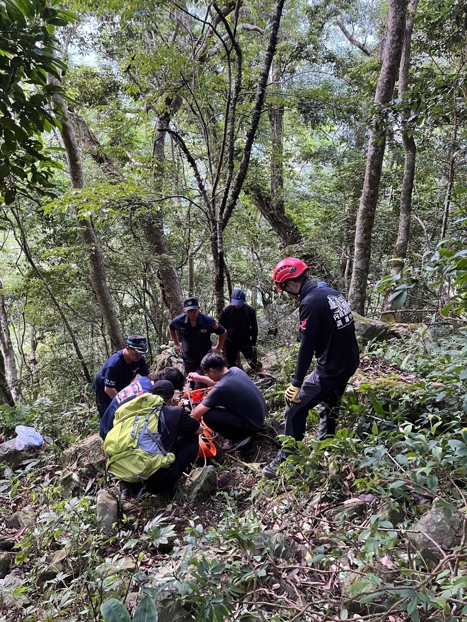 ▲▼台東翁「上山採藥骨折」失聯　消防員輪揹7小時下山。（圖／記者楊漢聲翻攝）