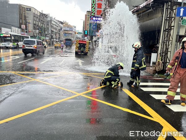 ▲▼            板橋一輛轎車撞倒行人，再失控撞斷消防栓，現場噴出水柱 。（圖／記者陳以昇翻攝）