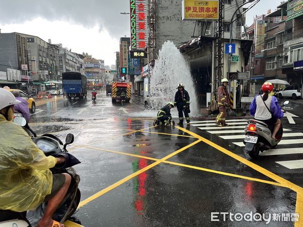 ▲▼            板橋一輛轎車撞倒行人，再失控撞斷消防栓，現場噴出水柱 。（圖／記者陳以昇翻攝）