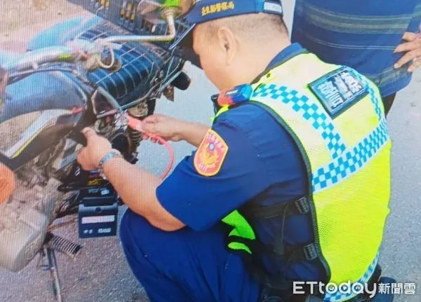 ▲民眾就醫機車拋錨警協助排除。（圖／記者楊漢聲翻攝）