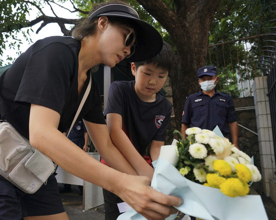 ▲▼ 深圳日本男童遇刺身亡。圖為民眾獻花。（圖／達志影像／美聯社）