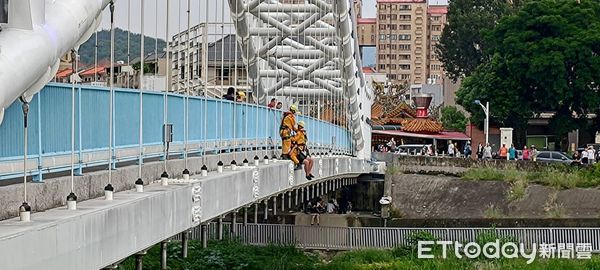 ▲台中市下午下起大雨，有釣客因此受困沙洲。（圖／台中消防提供）