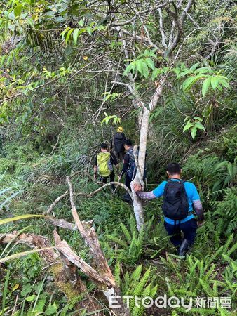 ▲▼台東翁「上山採藥骨折」失聯　消防員輪揹7小時下山。（圖／記者楊漢聲翻攝）