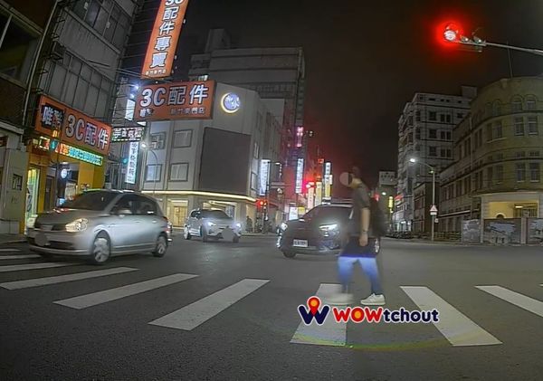 警車停下禮讓行人，白車轉彎直接過。（圖／翻攝自YouTube／WoWtchout-地圖型行車影像分享平台）