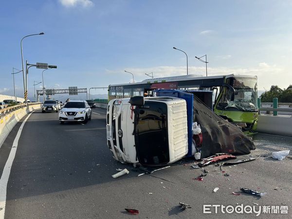 ▲▼台北洲美高架橋車禍，貨車翻覆。（圖／記者黃彥傑翻攝）