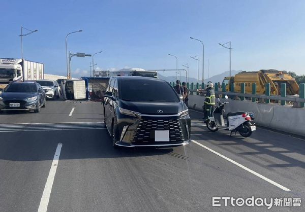 ▲▼台北洲美高架橋車禍，貨車翻覆。（圖／記者黃彥傑翻攝）