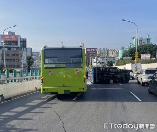 ▲▼台北洲美高架橋車禍，貨車翻覆。（圖／記者黃彥傑翻攝）