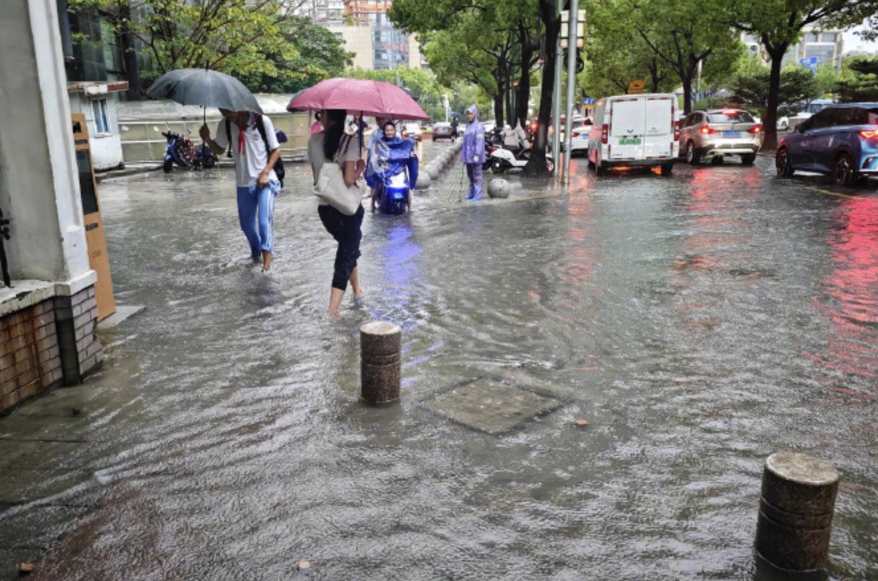 ▲普拉桑颱風登陸上海，暴雨導致多處積水。（圖／翻攝新民週刊）