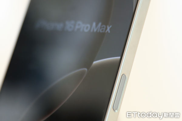 ▲iPhone16開賣，窄邊框及實體快門鍵特寫。（圖／記者林敬旻攝）